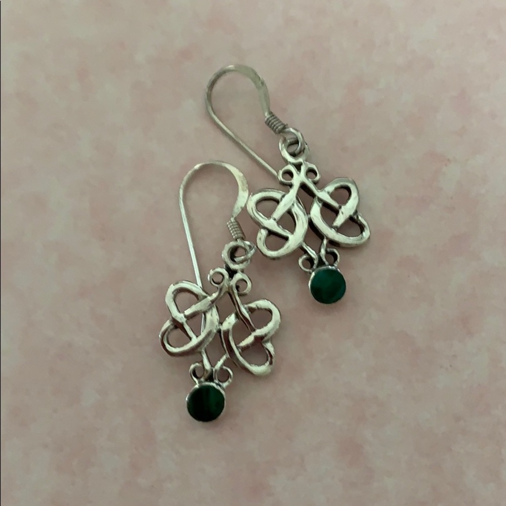 Silver earring with malachite